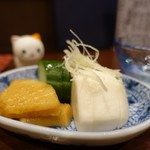 鳥田中 - お通し３品（お漬物）400円