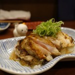 鳥田中 - 叩きお造り（もも正肉、胸肉）650円