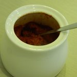 紙やき ホルモサ - テーブルに置いてある豆板醤