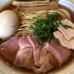 麺屋 さくら井 - 弾力のある豚と鶏のチャーシューに味玉、鶏の旨味が強いスープがとても美味しいです！！