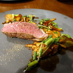 レストランユニック - フランスロゼールの子羊のモモ肉の炭火焼き黒胡椒風味、子羊のジュ 3,780円、シェア後