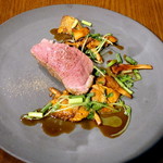 レストランユニック - フランスロゼールの子羊のモモ肉の炭火焼き黒胡椒風味、子羊のジュ 3,780円、シェア後