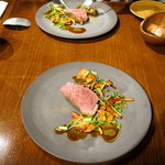 レストランユニック - フランスロゼールの子羊のモモ肉の炭火焼き黒胡椒風味、子羊のジュ 3,780円、シェア後