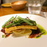 レストランユニック - 燻製アナゴ赤ワインソース、ジャガイモ添え 3,240円、シェア後