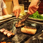 韓国料理 豚とんびょうし - お店の方が焼きも切り分けもやってくれました