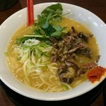 支那そば屋 - ホワイト炭鶏麺(しゃもめん)。