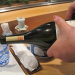 浜寿司 - 女将さんが注いでくれました