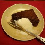 Omurahausu - デザート（チョコケーキ）つき