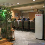 浜寿司 - 禁煙席のカウンターは奥です