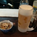榮ちゃん - 生ビールとお通し。お通しは200円、この日はゴボウとちくわの和え物でした。