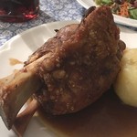Gaststätte zum Erdinger Weissbräu - 「シュバイネハクセ」（骨付き豚すね肉のロースト）