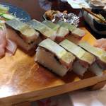 郷土料理 活魚 魚蔵 - 締めのバッテラ寿司です。旨かったです。