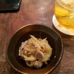 鳥茂 - お通し　ガツと玉ねぎの和え