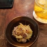 鳥茂 - お通し　ガツと玉ねぎの和え