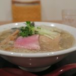 SAMURAI 桃太郎 - 平たい丼です