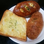 ココロノ ベーカリー - いつもは一気食いするのだが、今回は3回に分けていただいた。