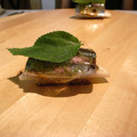 カセント - 表面を炙った秋刀魚と桃のミルフィーユ仕立て