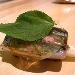 表面を炙った秋刀魚と桃のミルフィーユ仕立て