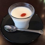 SESSION - デザート 杏仁豆腐 甘さ控えめでとろとろと美味、グラスにたっぷり。