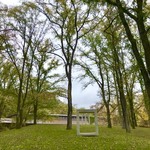 Porcupine - お庭から美術館を臨む