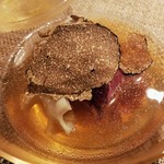 ハクガ - コンソメスープ、トリュフ、プロヴォローネチーズ