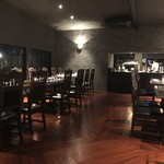 カールヴァーン ブルワリー＆レストラン  - 2階席のホールとドリンク場