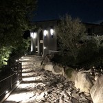 カールヴァーン ブルワリー＆レストラン  - 階段を降りたところにお店が見えます