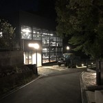 カールヴァーン ブルワリー＆レストラン  - 駐車場から降りますとかっこいい運営会社があり