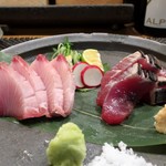 ぼちぼち - 天然鰤と戻り鰹の造り