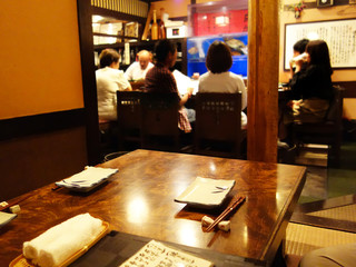 Fujiyoshi - 小上がりの4人相当のテーブル席を5人で利用しました(掘り炬燵ではありません)。