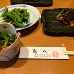 Tori Hachi - お通しの枝豆、焼き魚