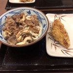 丸亀製麺 - 牛肉ひらたけしぐれ煮ぶっかけうどん＋かしわ天