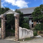 支留比亜珈琲店 - 門からお店までの全景