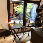 中庭の向こうが縁側席('18.8月中旬)