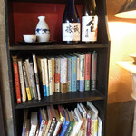 月と - 縁側席に並ぶ書籍('18.8月中旬)