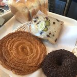 ベッカライ 徳多朗 - 食パン、レーズンブレッド卵サンド、エンゼルパイ、NYチョコドーナツ
