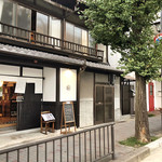 月と - 聖護院の近く、丸太町通り沿い('18.8月中旬)