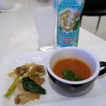 Air New Zealand Lounges - 持ち込みのキンミヤ/タイヌードルとトマトバジルスープ