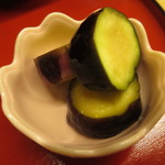 天ぷら やす田 - これはサービスの茄子の浅漬け