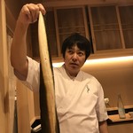 はらまさ - 宍道湖産天然ウナギを持つ原さん