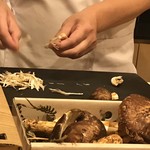 はらまさ - 松茸を裂く親方