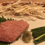 はらまさ - 僕は裂かれた生の松茸、手前はボストン産クロマグロ