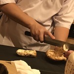 はらまさ - 包丁で切られている松茸