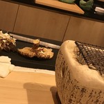 はらまさ - 七輪で焼かれる松茸
      