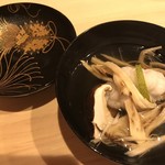 はらまさ - 松茸と鱧のお椀  蓋の裏のくす玉の柄がきれいです