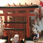 はらまさ - 入り口のお稲荷さんです。