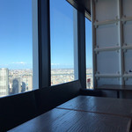 食幹 ソラマチ - 窓側の席の様子。