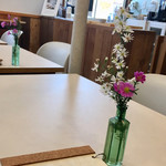 Kafe Ren - テーブル毎に、可憐なお花が飾られています！！