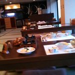 でん助茶屋 - ２０１１／０８／ＸＸ　　沖合いに初島、窓越しサンビーチ・熱海城を見ながら。