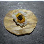 ラ・ヴァガボンド - はだてのうに、チーズ、米粉のチップスにキャビア